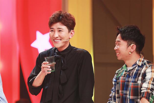 杨迪大左为何展露尴尬而不失礼貌的微笑