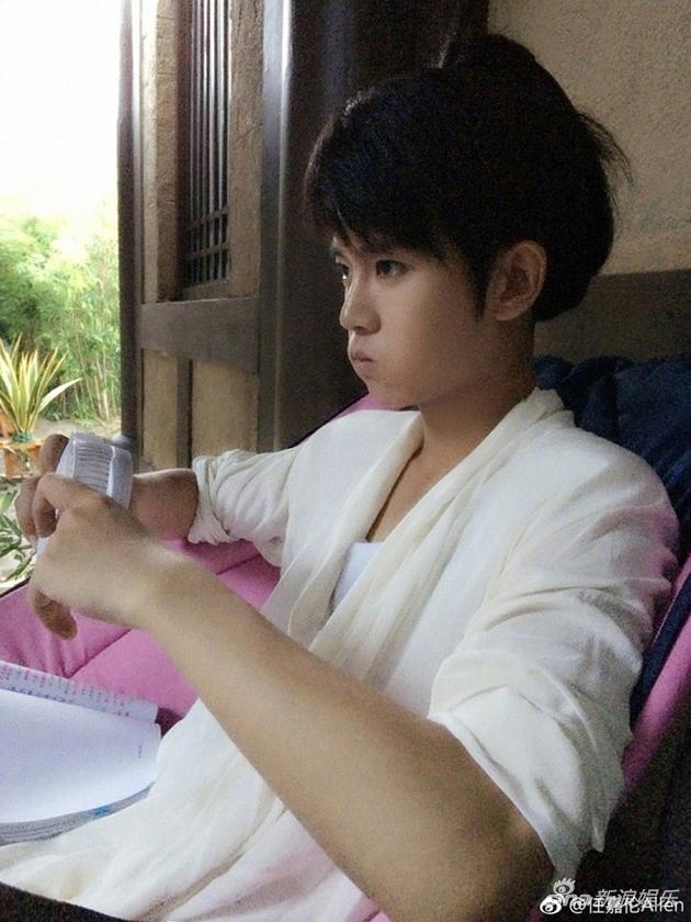 任嘉伦晒三年前嘟嘴旧照变包子脸网友要爬墙