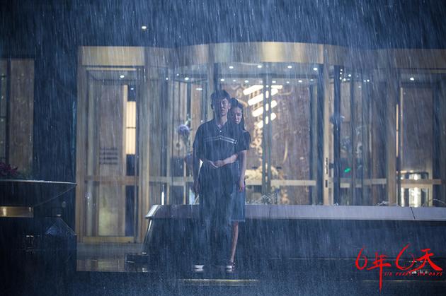 路远（王骁饰）小朵（姜瑞佳饰）雨中分手