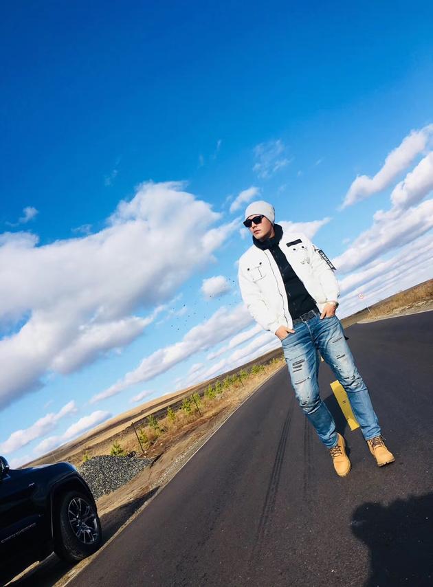 张子文开启全年无休状态工作间隙享草原风景