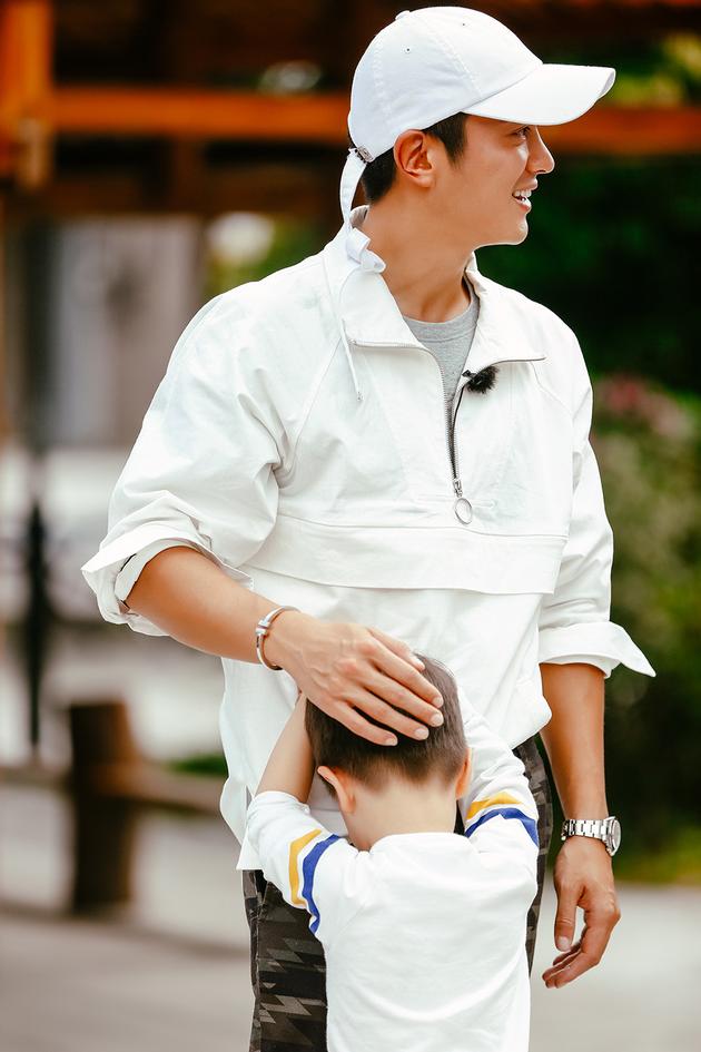 大眼萌爸杜江再遭套路嗯哼变尬聊艺术家