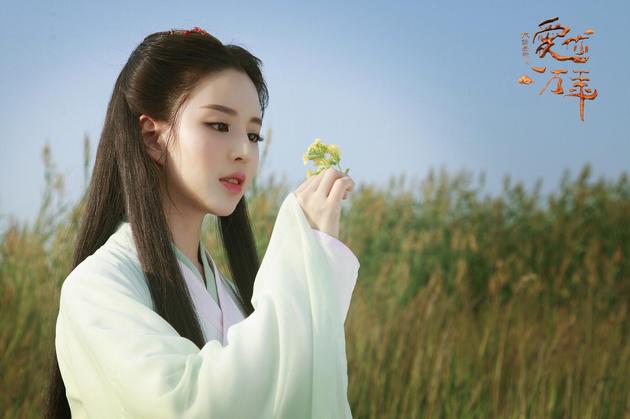 温心被赞青霞本身集时尚宠爱于一身