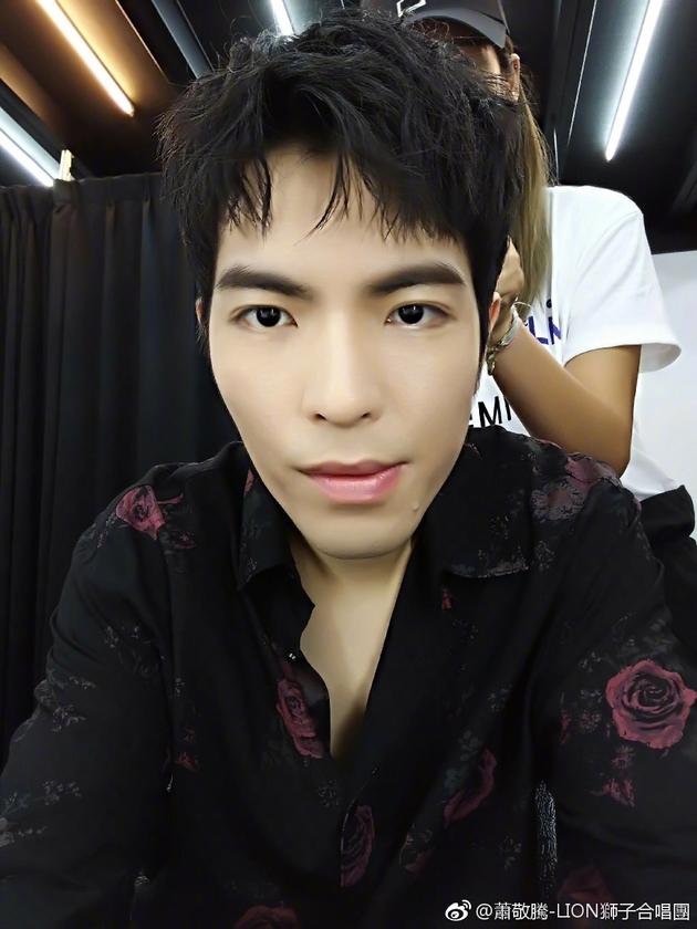 萧敬腾晒自拍露微笑浓眉大眼帅气十足