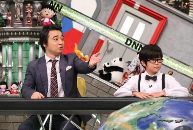 日本童星铃木福参加综艺节目戴眼镜打扮成熟图