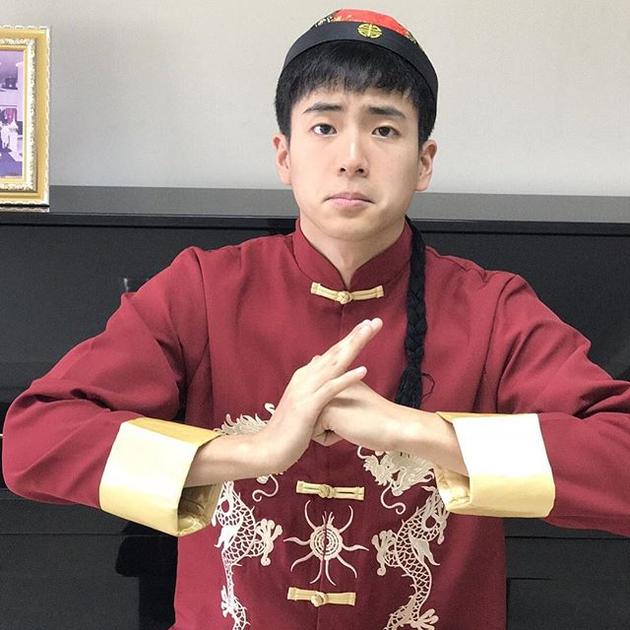 “屁鹅”唐装照