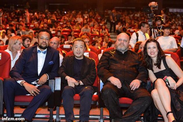 《时间去哪儿了》三位导演，从左到右分别是南非导演奎比卡，中国导演贾樟柯和俄罗斯导演费朵奇科jpeg