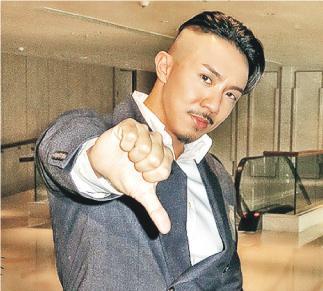 张继聪胸肌越练越大张家辉都要把手放在上面游走