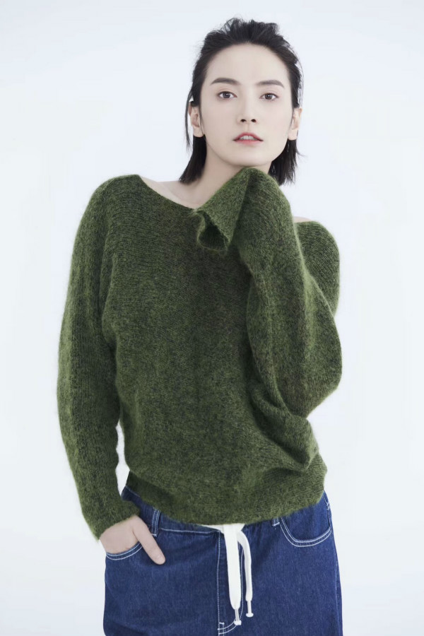 李媛墨绿毛衣时尚风