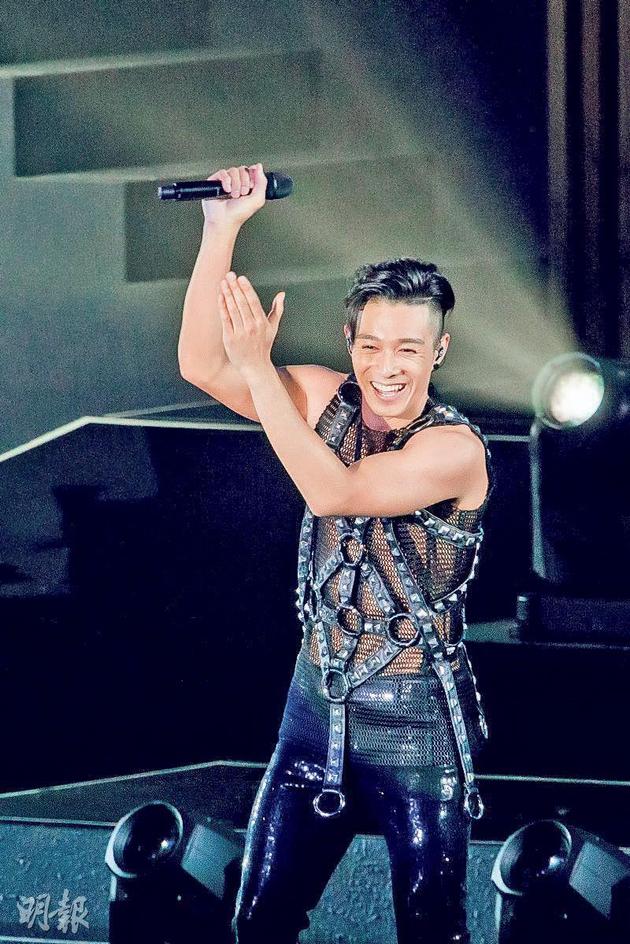 周柏豪澳门开唱秀麒麟臂打后空翻不慎中指受伤