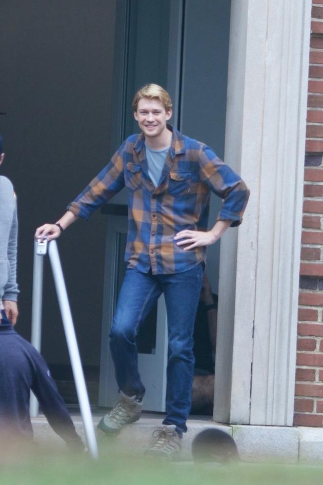 被抹去的男孩片场乔阿尔文便装帅气现身