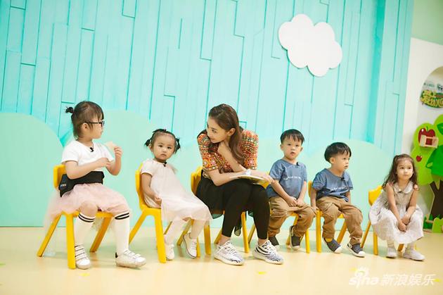 何雯娜与幼儿园小朋友