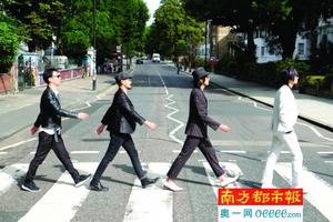 旅行团乐队在著名的阿比路“复刻”披头士的经典封面