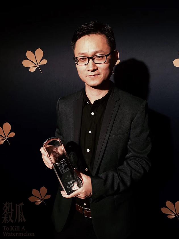 电影《杀瓜》导演高则豪手拿奖杯留影