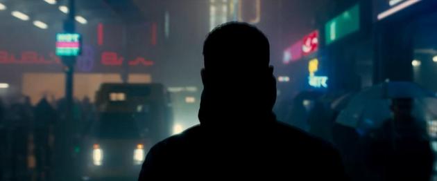 夜幕下K落寞的背影