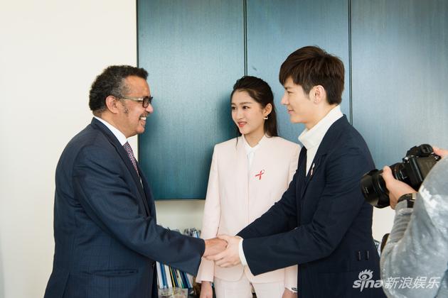 王嘉与世卫组织谭德塞博士握手