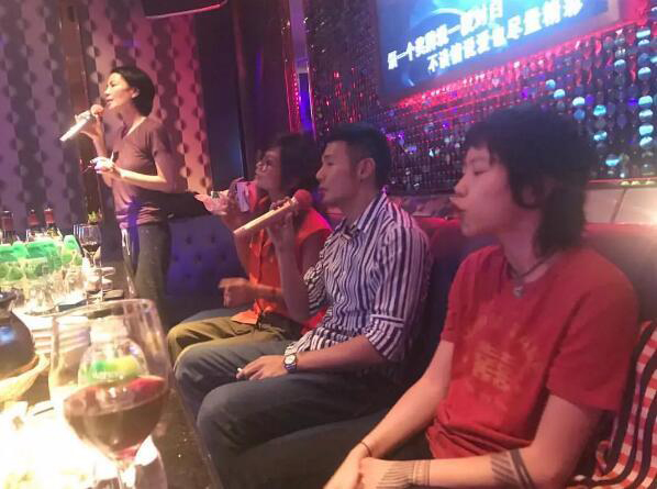 窦靖童的表情亮了！