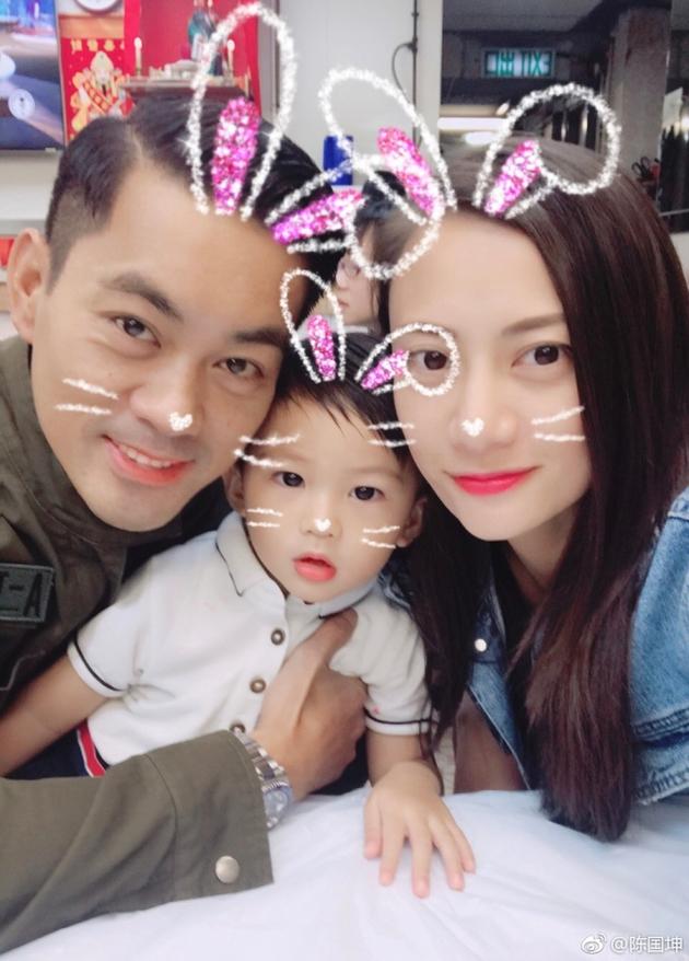 陈国坤与老婆结婚三周年 大方晒全家福温馨有爱