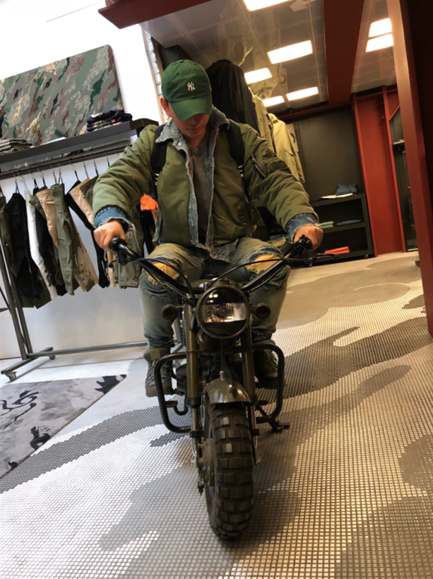 导演侣皓吉吉正在试驾副本