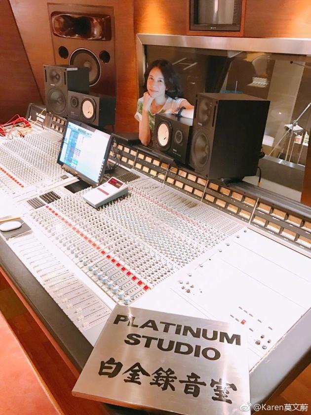 莫文蔚在录音室