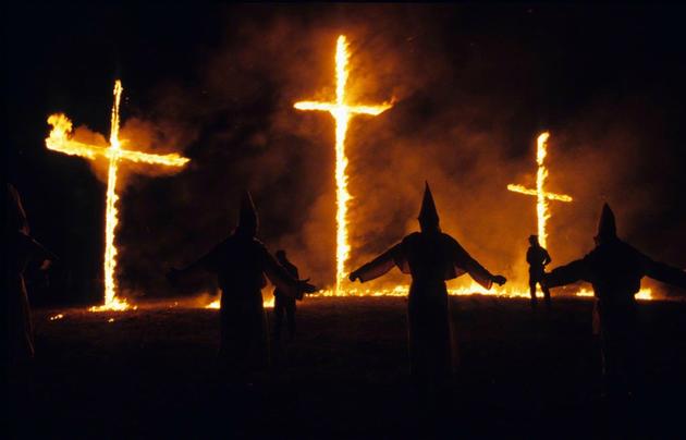 3K党焚烧十字架