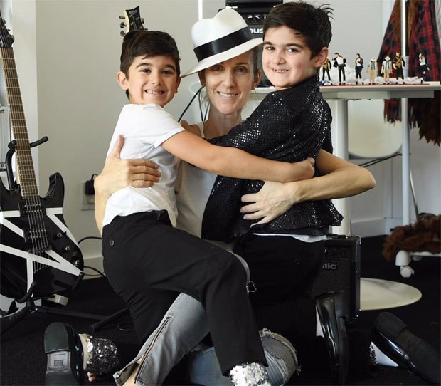 为了庆祝孩子的七岁生日,49岁的歌手席琳·迪翁(celine dion)结束了