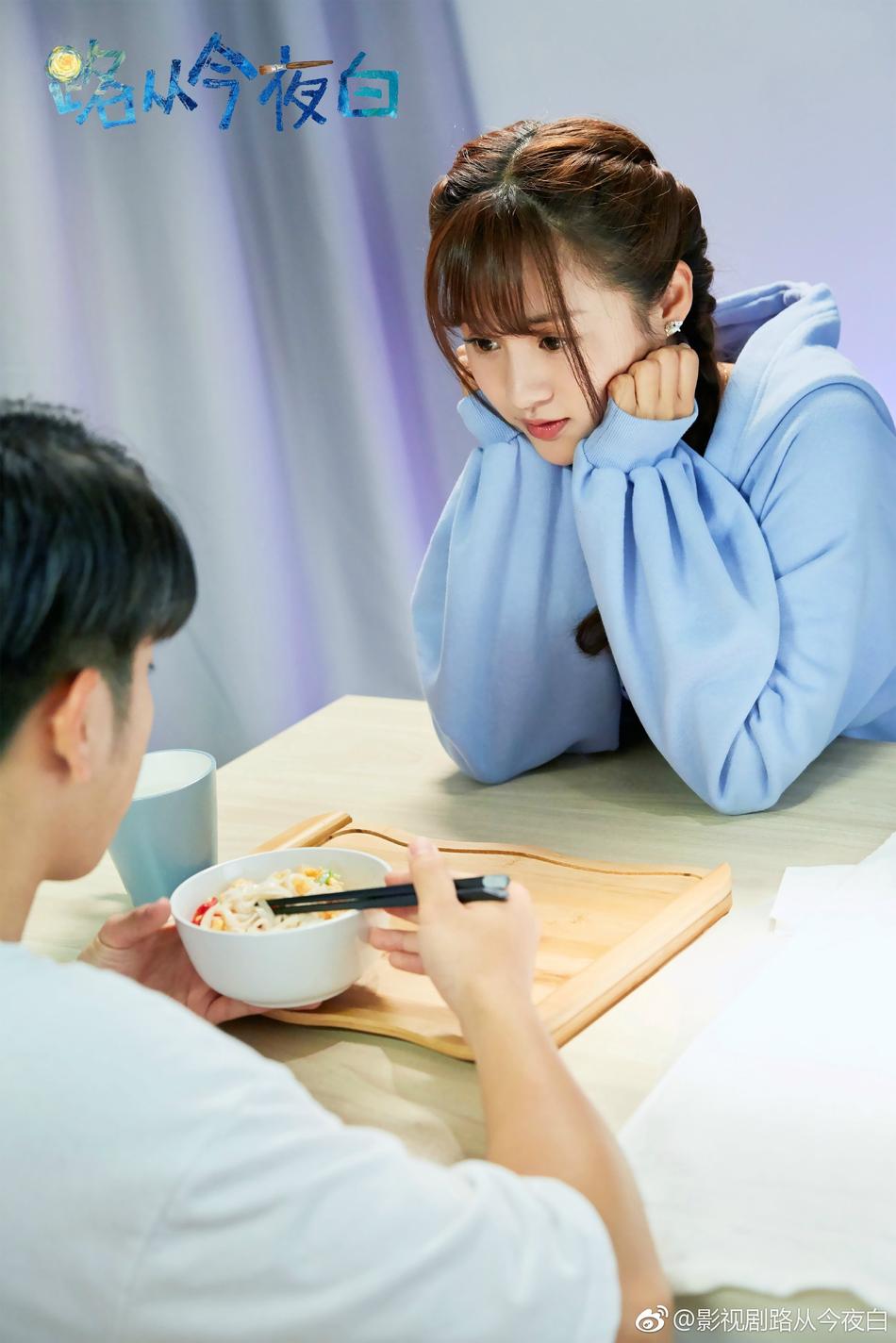 海报剧照剧情:路悠言自国外转学回国,因母亲的遗作《蝶渡》与顾氏兄弟