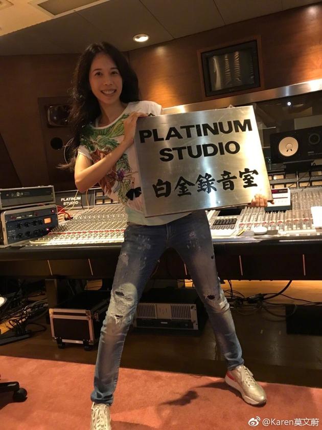 莫文蔚晒出在录音室工作照片