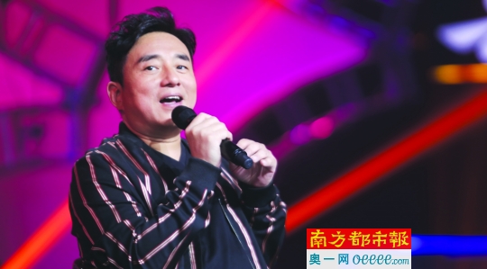 吕方在这一季的《粤语好声音》启播会上助阵演唱