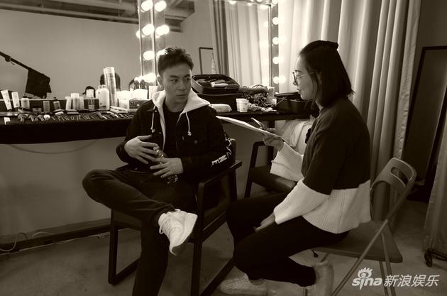 释小龙私下沉稳