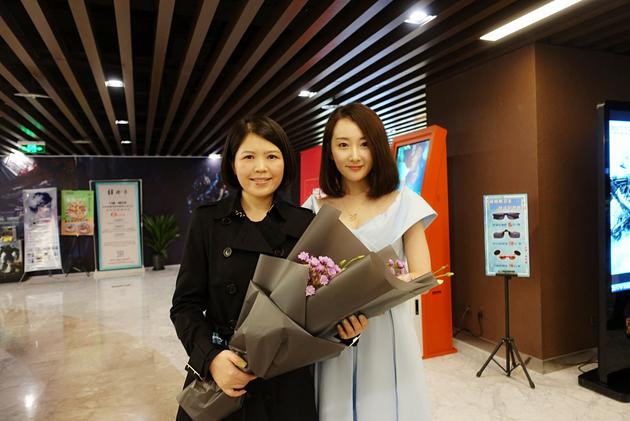 导演郑真,演员程媛媛合影