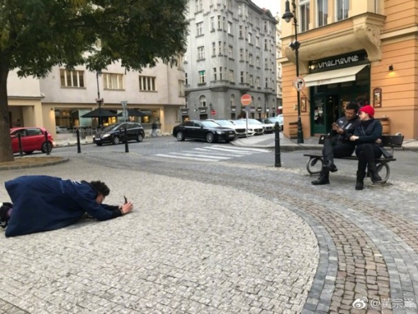 黄宗泽为苗侨伟夫妇拍照