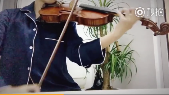 鞠婧祎拉小提琴
