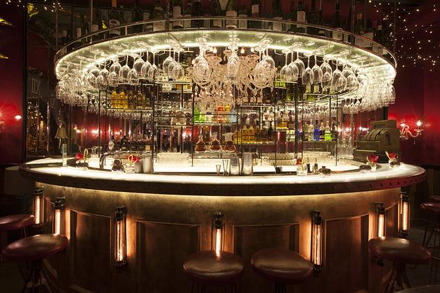 摆渡人酒吧场景图