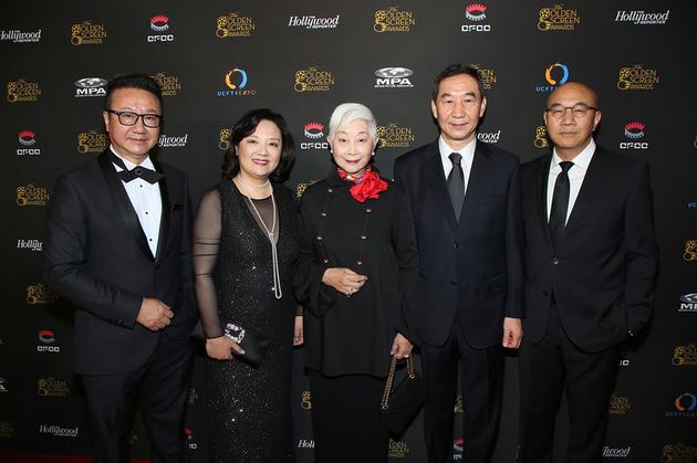 表演艺术家卢燕（中）与美国电影协会亚太区副总裁、大中华区总裁冯伟、中国电影合作制片公司总经理苗晓天、美中影视博览会首席执行官佐虹等