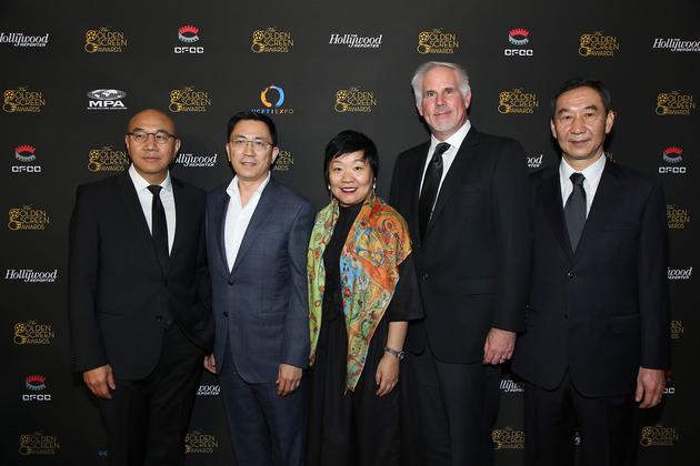 （左起）美国电影协会亚太区副总裁、大中华区总裁冯伟、时光网CEO侯凯文、华纳兄弟执行副总裁、中国区董事总经理赵方、迪士尼影业全球销售发行副总裁David Kornblum、中国电影合作制片公司总经理苗晓天等