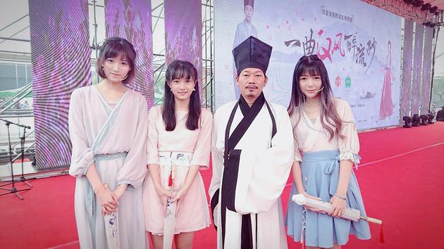 学霸女团Ace与方文山合影