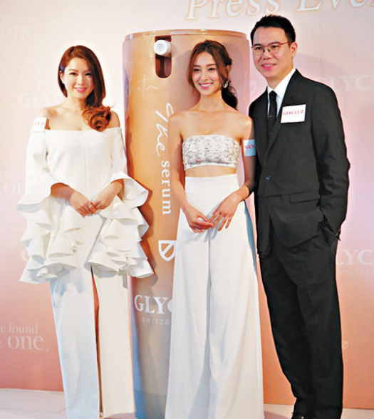 苟芸慧(左)和陈凯琳(中)齐以白色装束亮相。