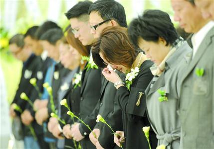 傅全香告别仪式现场，亲友、同行、戏迷悲痛送别。 　　晨报记者　何雯亚