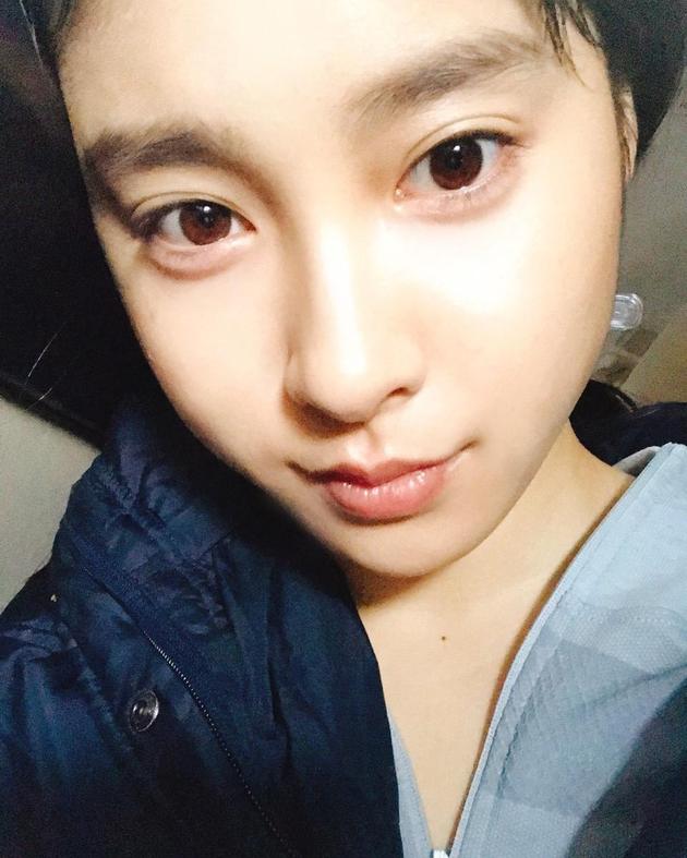 土屋太凤更新ins晒自拍 粉丝称皮肤好美似一幅画