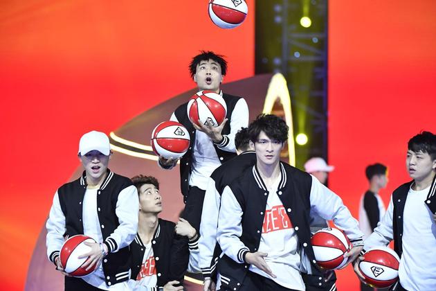 上春晚首播京剧配嘻哈篮球搭男团精彩不断