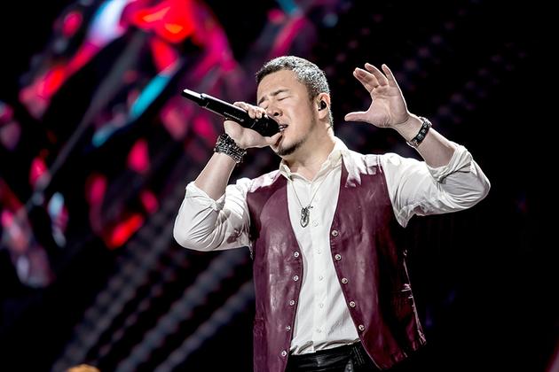 杨坤在演唱