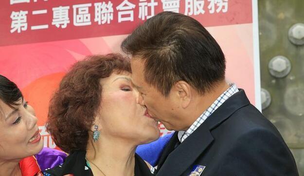 周游与老公亲吻