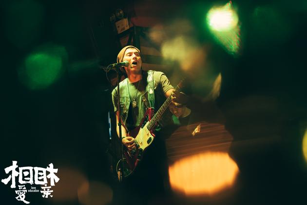 宋宁峰饰演摇滚歌者“阿达”