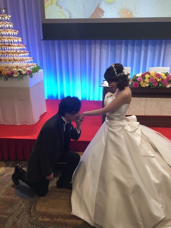 稻垣吾郎亲吻新娘手背