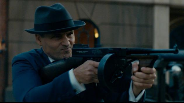 (gangster land)首曝剧照,米洛饰演的黑帮教父阿尔·卡彭持枪亮相