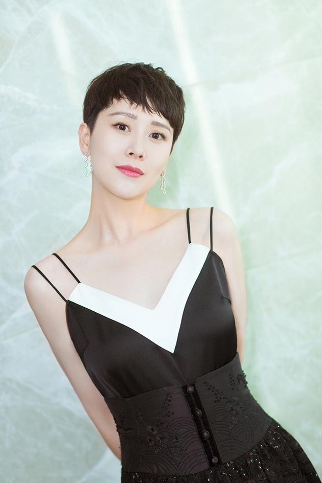 海清出席重庆青年电影展裙装再现“天鹅颈” 