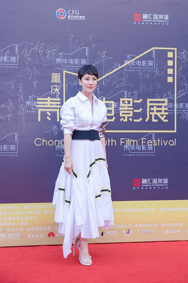 海清裙装再现“天鹅颈” 