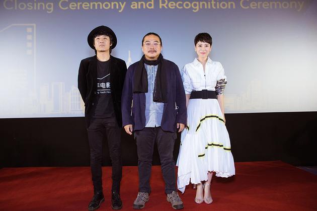 海清出席重庆青年电影展闭幕式 