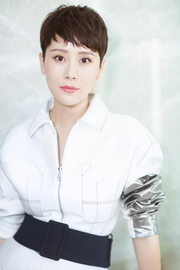 海清重庆青年电影展闭幕式 裙装再现“天鹅颈” 