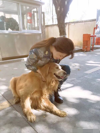 葛天与狗狗互动